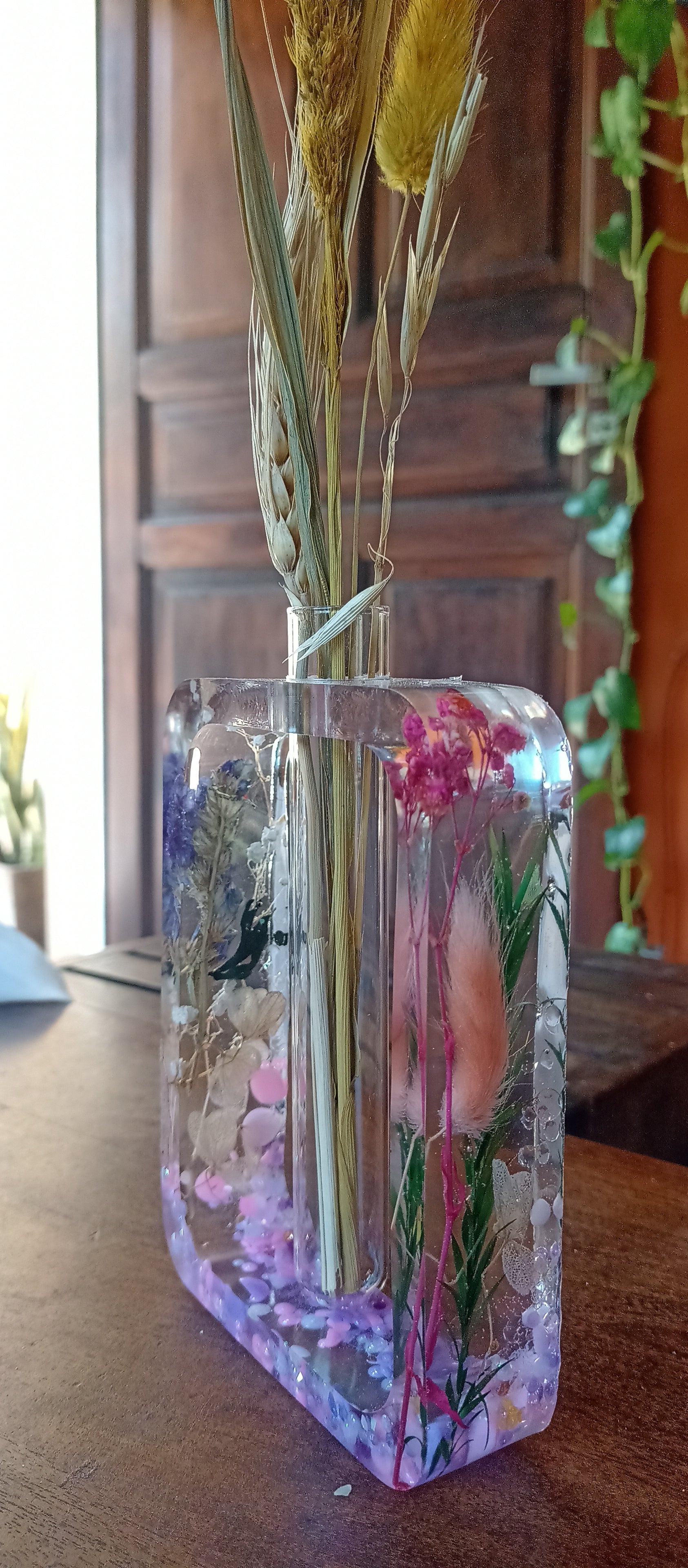Florero con flores secas y perlas encapsuladas