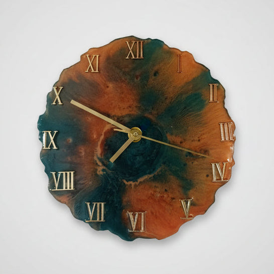 irregular en colores verde musgo y cobre con detalles en numeros romanos y agujas combinando