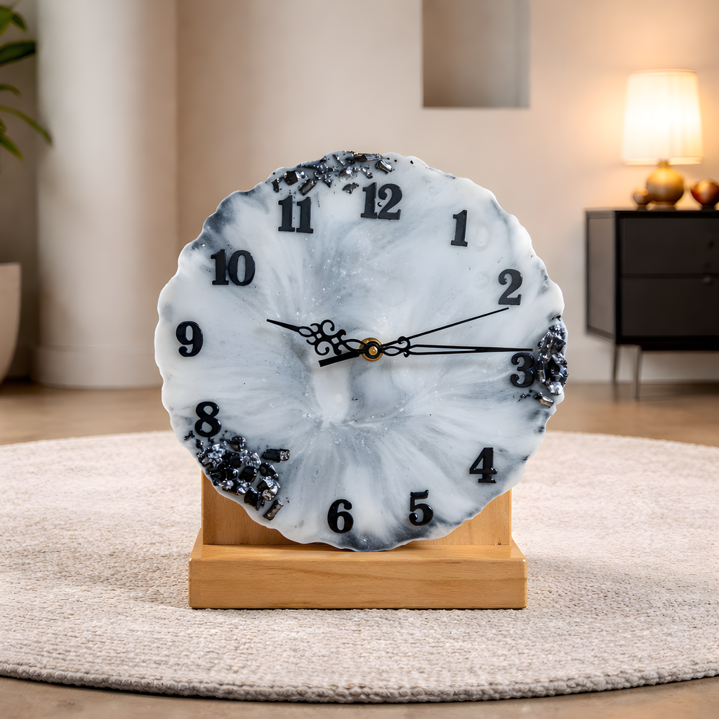 reloj con efecto marmol en blanco y negro con detalles en negro e incrustaciones de piedras turmalinas negras